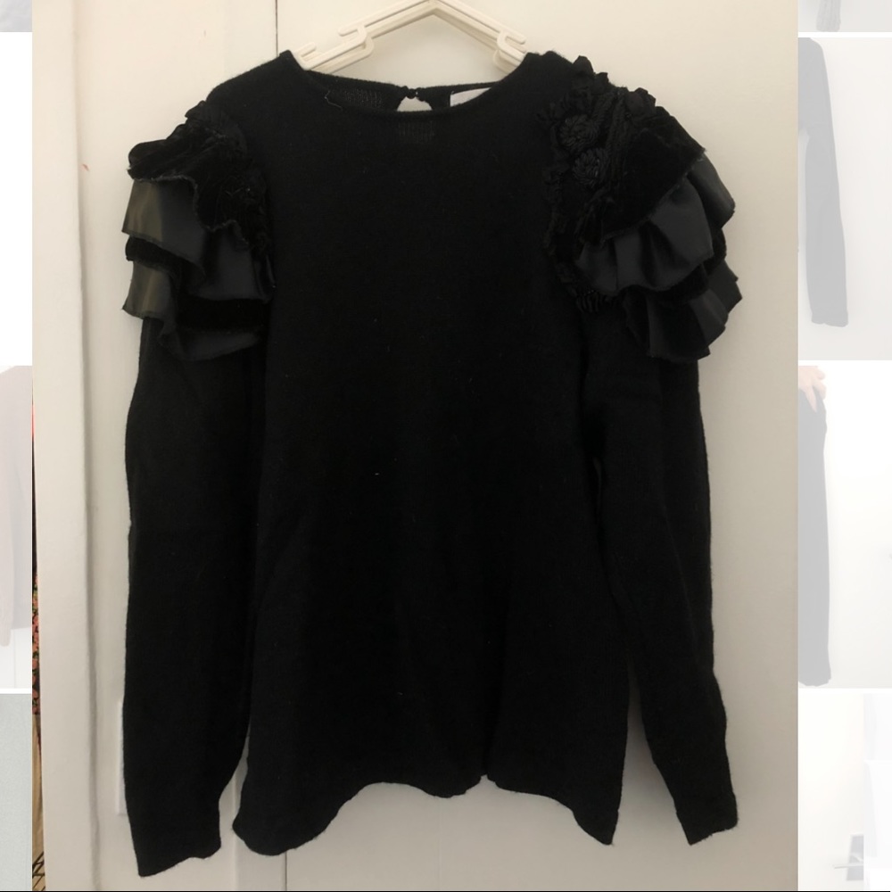 Long sleeve sweater w/ Shoulder Detail